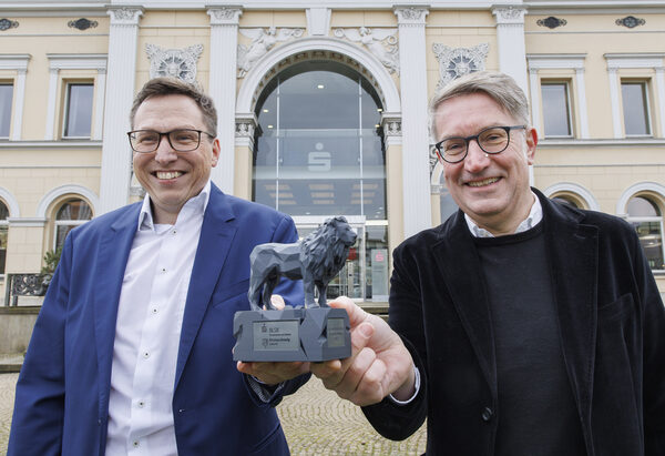 Gunnar Stratmann (links im Bild), Leiter Firmenkunden bei der Braunschweigischen Landessparkasse, und Gerold Leppa, Geschäftsführer der Braunschweig Zukunft GmbH, laden erneut junge Unternehmen ein, sich für den Gründungspreis Braunschweig zu bewerben. (Wird bei Klick vergrößert)