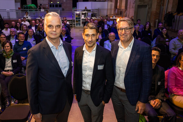 v.l.n.r.: Matthias Adamski, Geschäftsführer der wito GmbH, Florian Bernschneider, Vorstandsmitglied des Regionalen EnergieAgentur e. V., und Gerold Leppa, Geschäftsführer der Braunschweig Zukunft GmbH, begrüßten rund 80 Gäste bei der ersten öffentlichen Konferenz des Unternehmensnetzwerks Energieeffizienz und Nachhaltigkeit (UEN). (Wird bei Klick vergrößert)