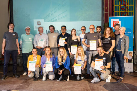 Das Bild zeigt die Teams aus dem aktuellen Batch der W.IN Startup Akademie