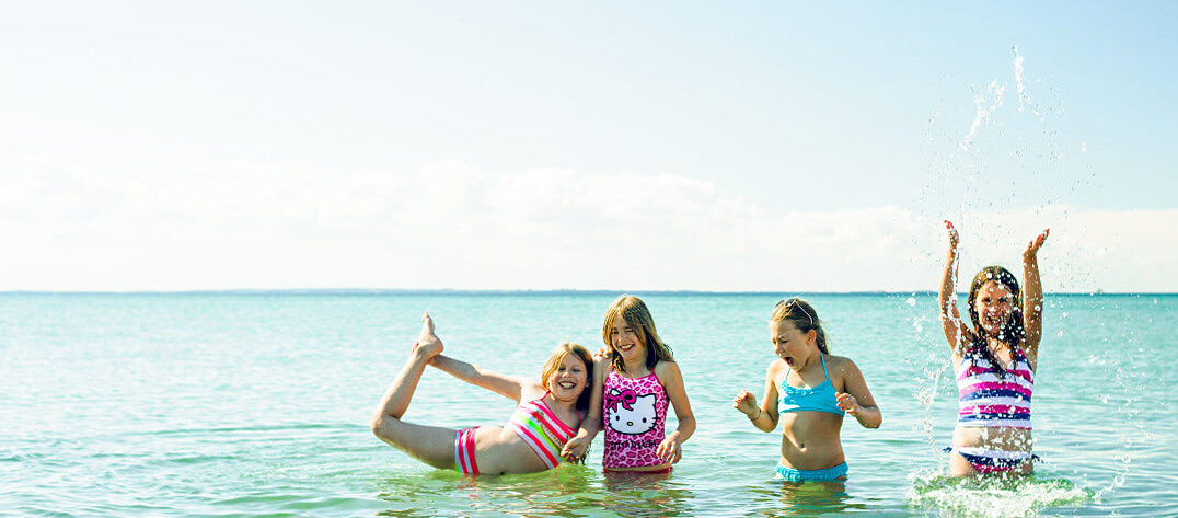 Kinder im Wasser