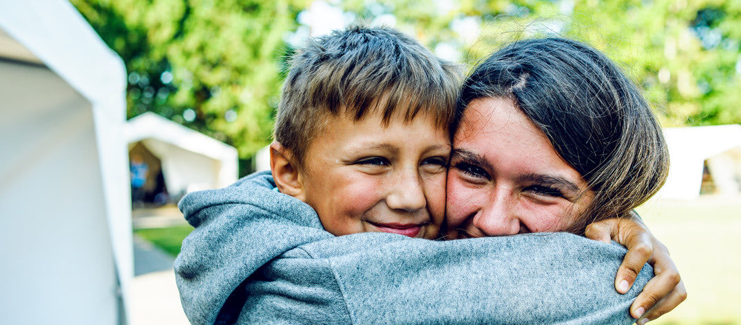 Kinder umarmen sich
