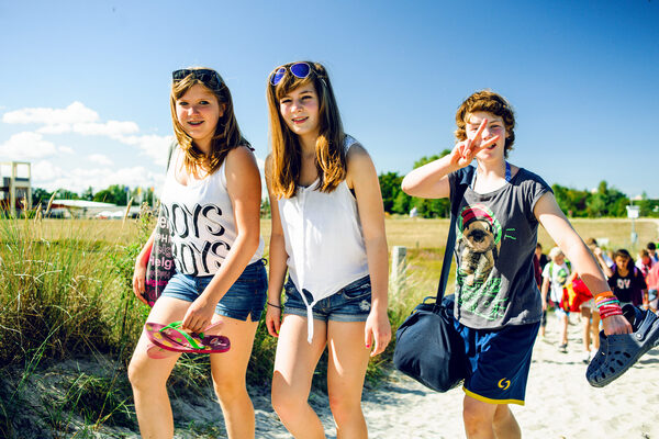 Kinder auf dem Weg zum Strand (Wird bei Klick vergrößert)