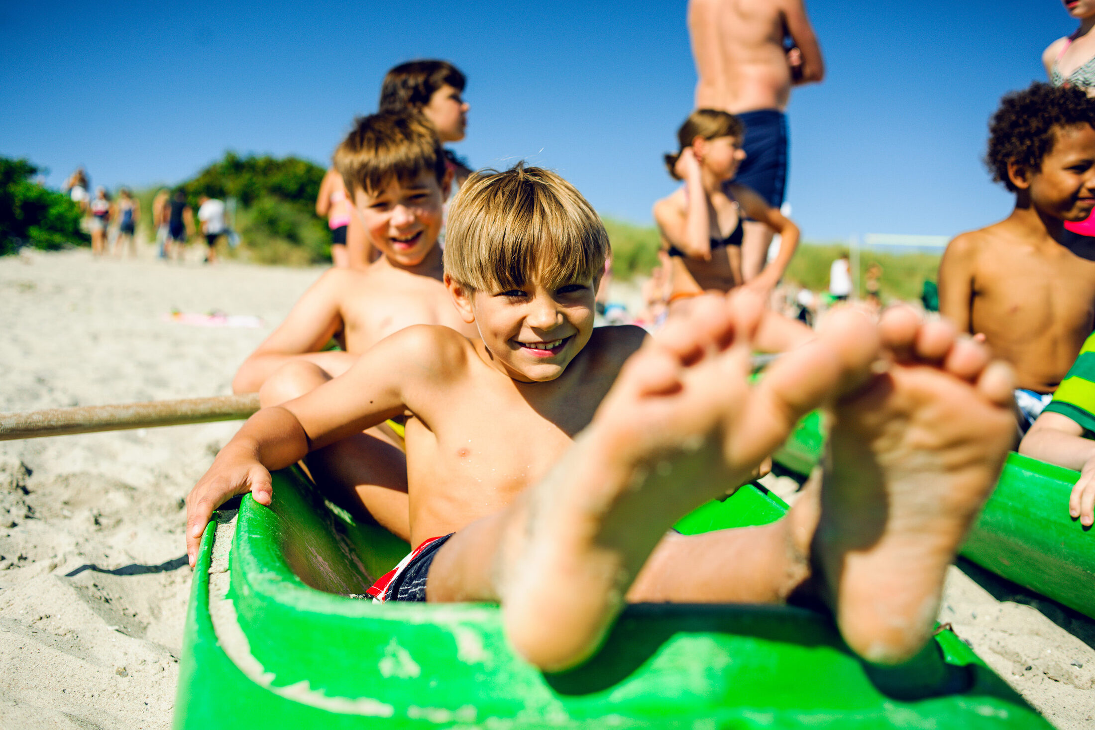 Kinder in Boot am Strand (Wird bei Klick vergrößert)