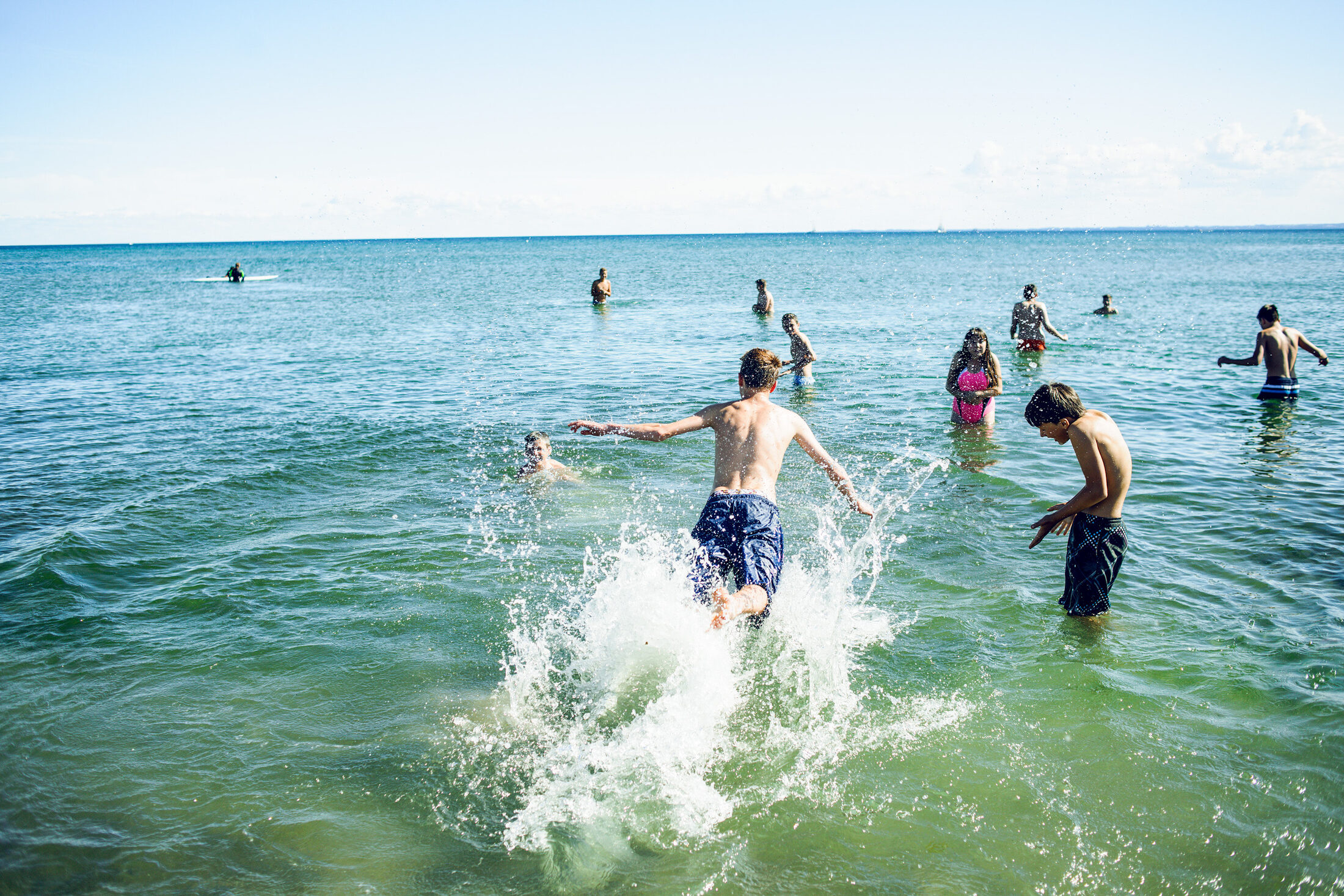 Junge läuft in Wasser und fällt (Wird bei Klick vergrößert)