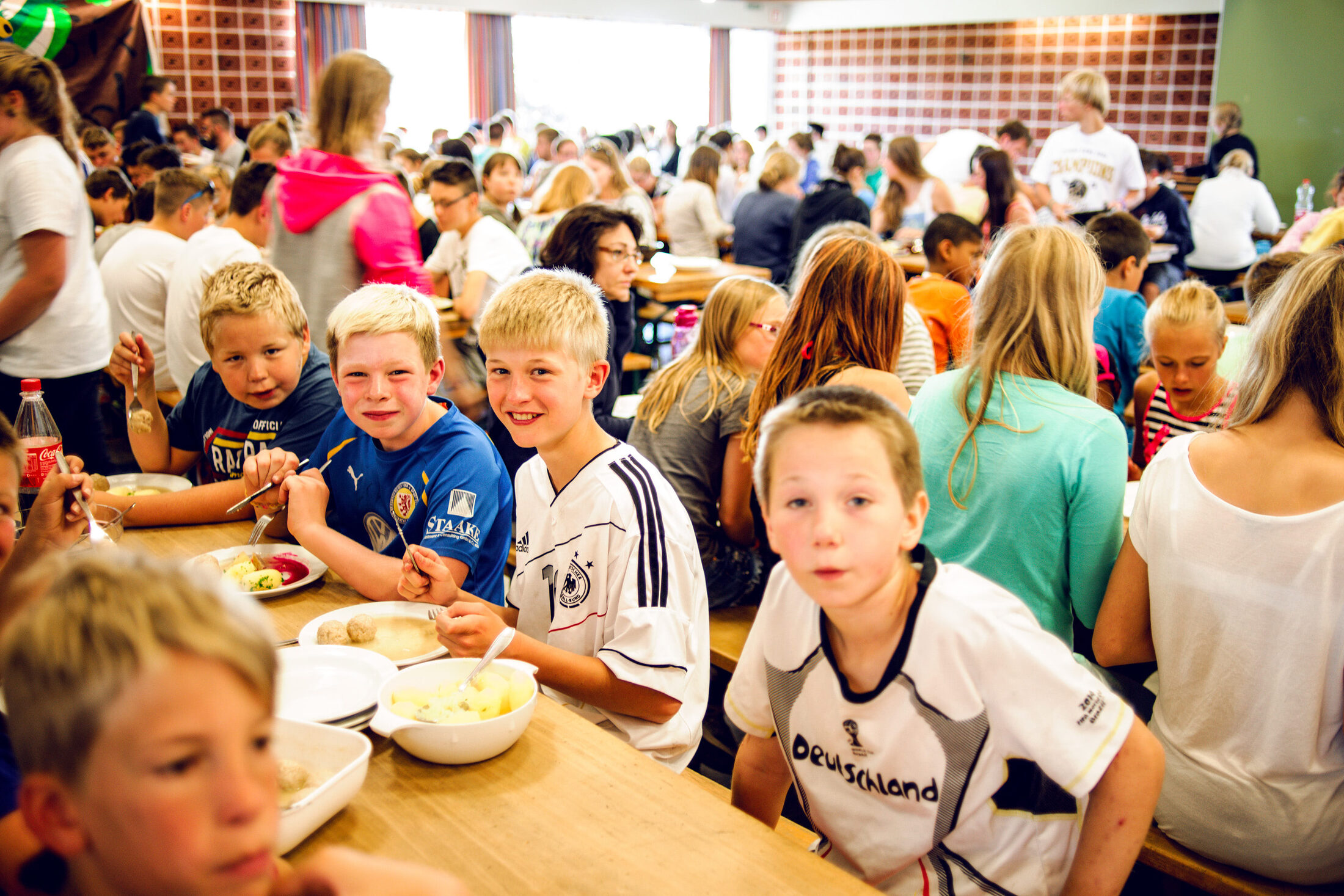 Essen an Tischen (Wird bei Klick vergrößert)