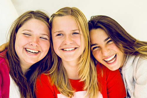 Drei lachende Mädchen