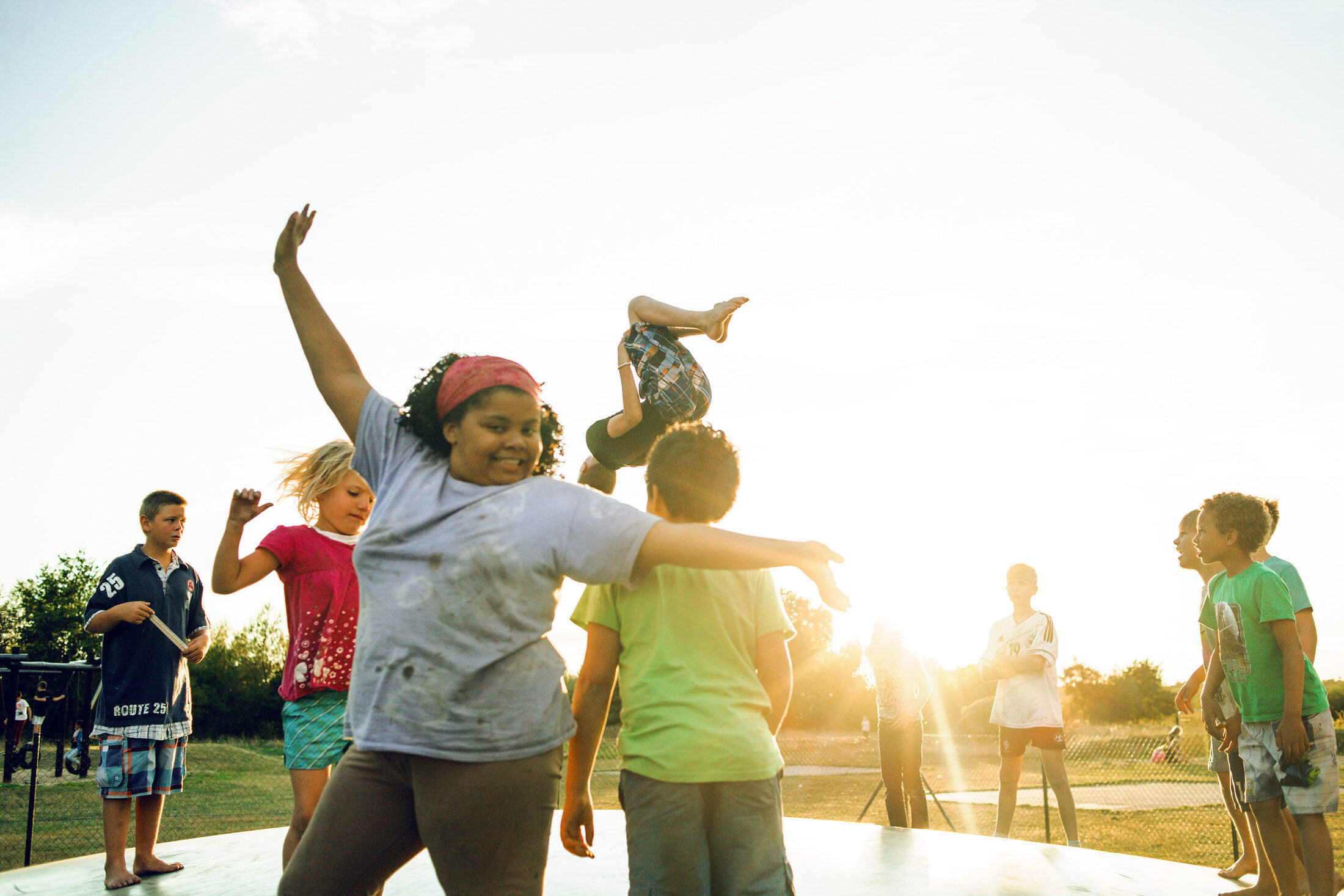 Kinder auf Trampolin (Wird bei Klick vergrößert)